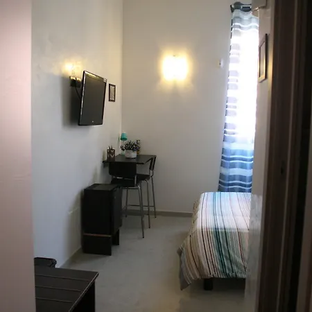 לינה וארוחת בוקר Campi Elisi *